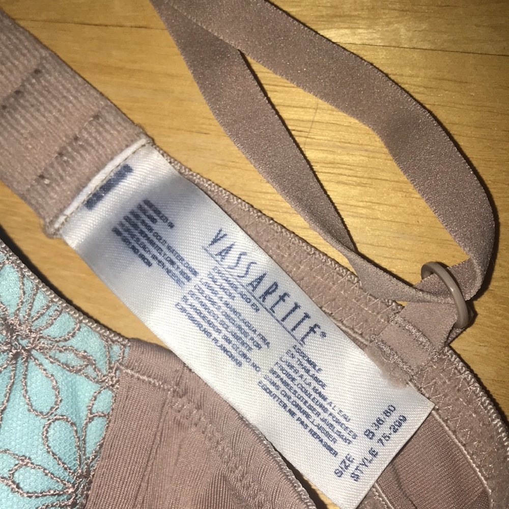 Vassarette Bra, 36B, like new - Picture 4 of 5
